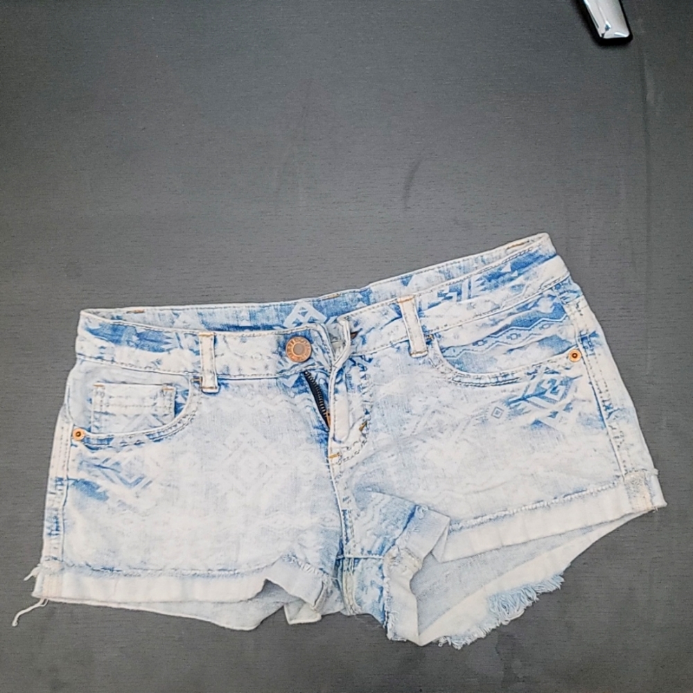 Size 5 Xhilaration pattern faded jean shorts
